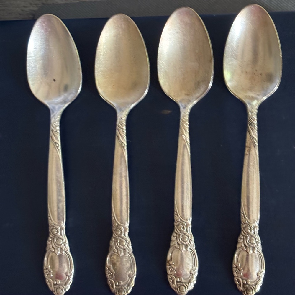 Set of four Oneida Ltd silversmith spoons. Pattern: Ballad Country Lane.